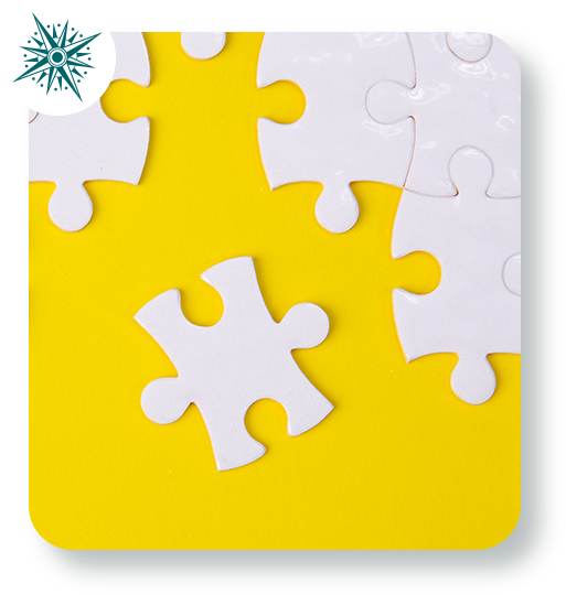Zdjęcie przedstawia białe puzzle na żółtym tle symbolizujące wartościowy wkład pracodawcy